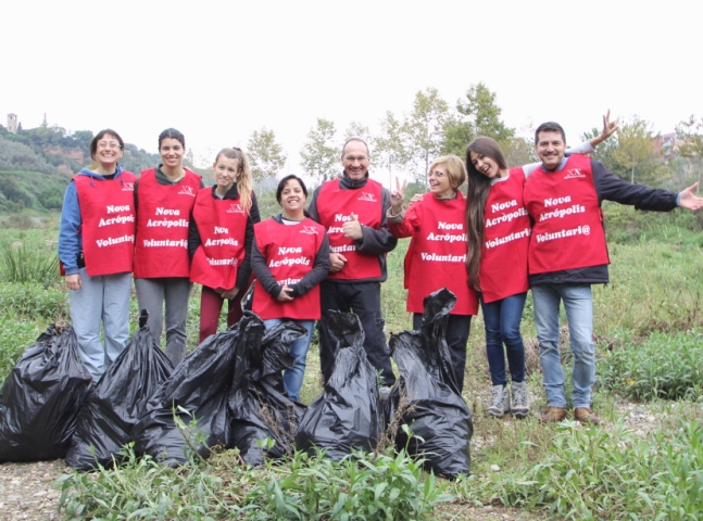 Voluntarios de Nueva Acrópolis en una de las limpiezas realizadas en el río Ripoll.