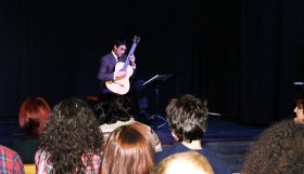 Concierto de guitarra clásica en el escenario de Nueva Acrópolis Bilbao