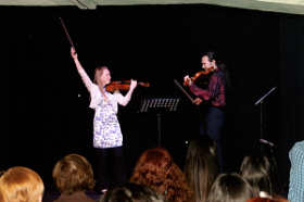 Concierto de violín y viola en el escenario de Nueva Acrópolis Bilbao