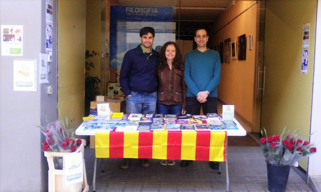 Voluntarios en el stand de Nueva Acrópolis Sabadell