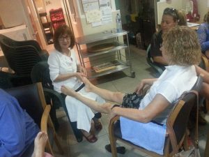 Charla-taller de masaje relajante en el Comedor social de Nueva Acrópolis Valencia