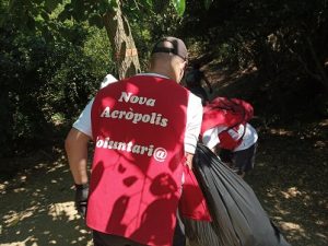 Voluntarios de Nueva Acrópolis participan en la 8.ª edición del Let’s Clean Up! en el parque de Collserola