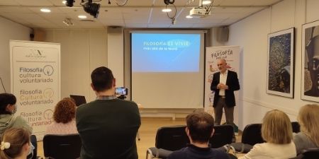Charla. Filosofía: Más allá de la teoría