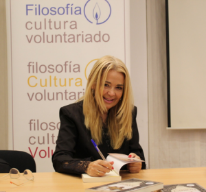 Mary Nelux durante la firma de libros en Nueva Acrópolis Almería.