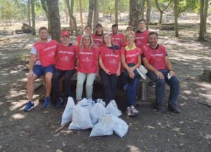 «Limpiar paseando»… en el parque forestal de Coruxo